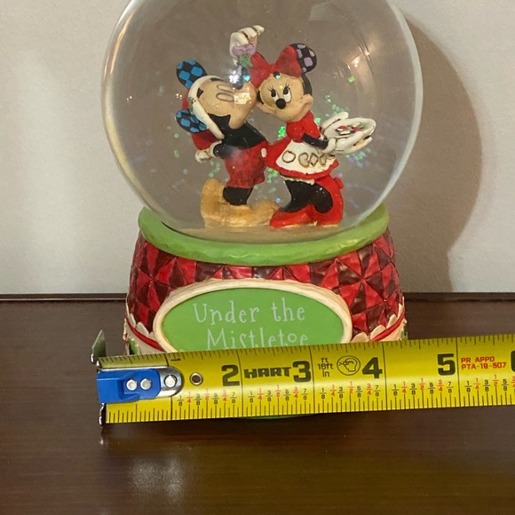 Mickey Mouse and Minnie Mouse Under the Mistletoe Snowglobe Jim Shore - Picture 6 of 7